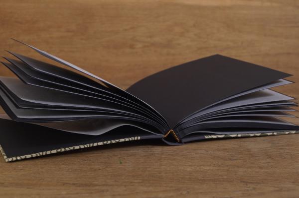 Edles Fotoalbum mit schwarzen Seiten
